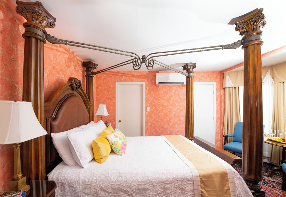 DELUXE, QUEEN BED