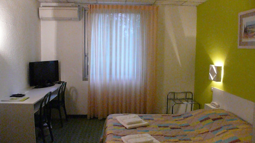 HOTEL LES CHENES 32/50