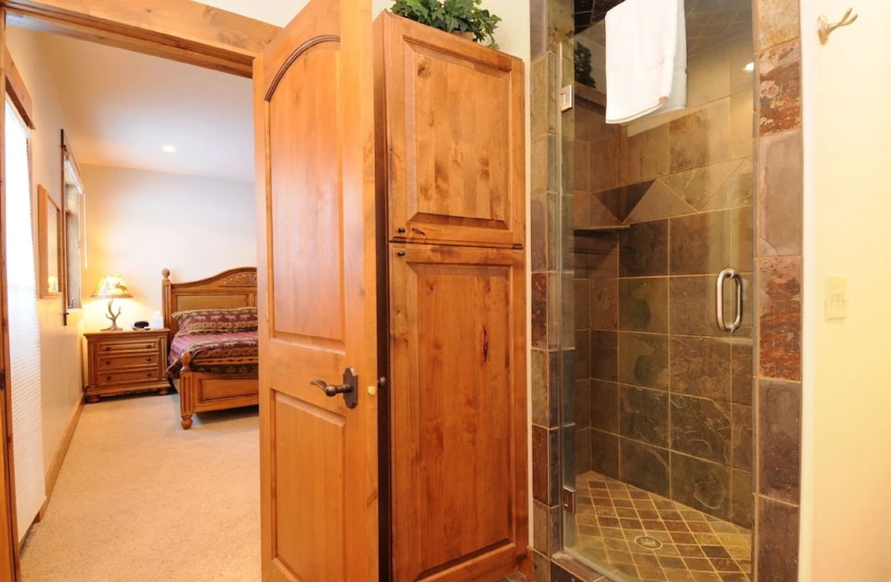 VACATION RENTALS BY BIG SKY RESORT 10/34