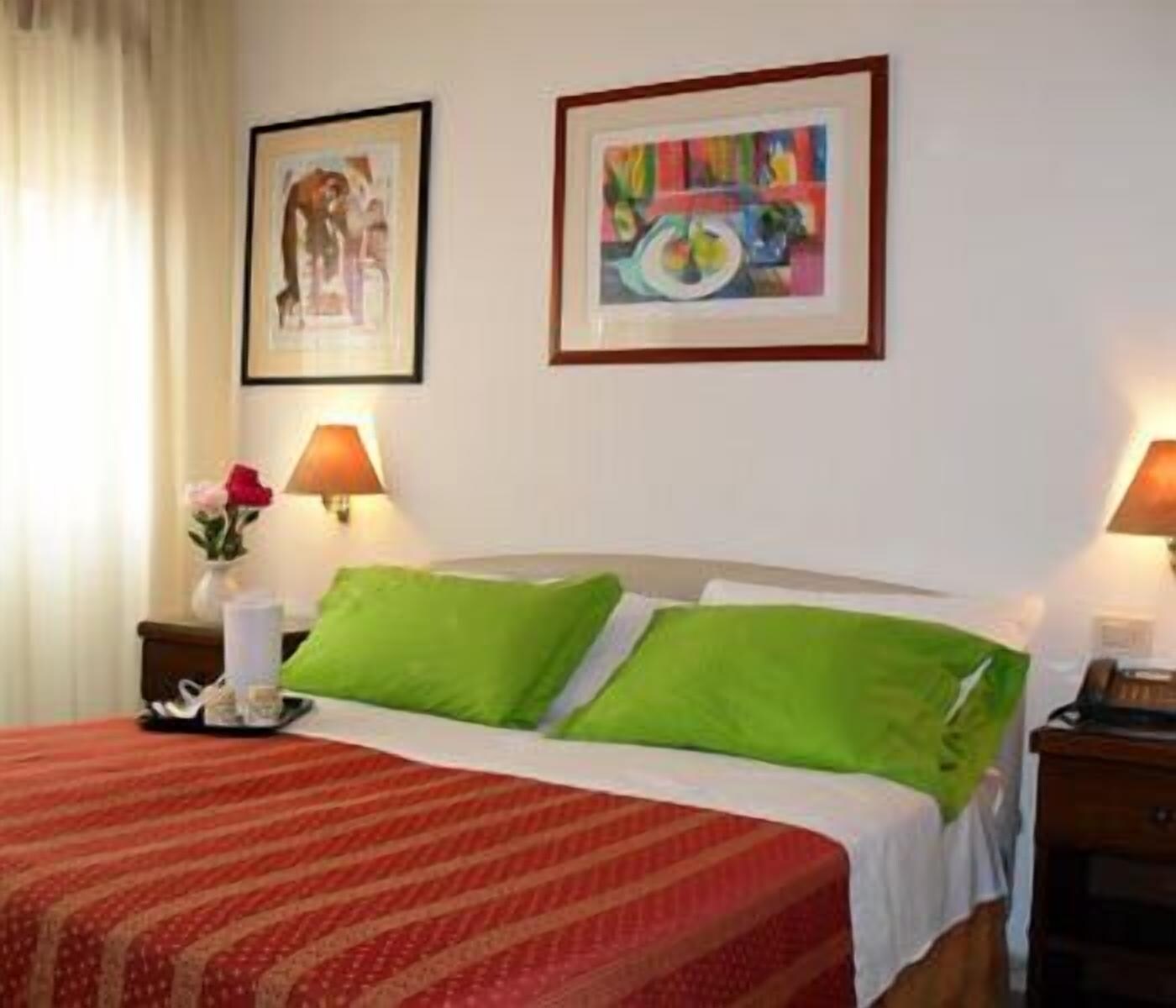 غرفة ثلاثية بسرير مزدوج وسرير فردي