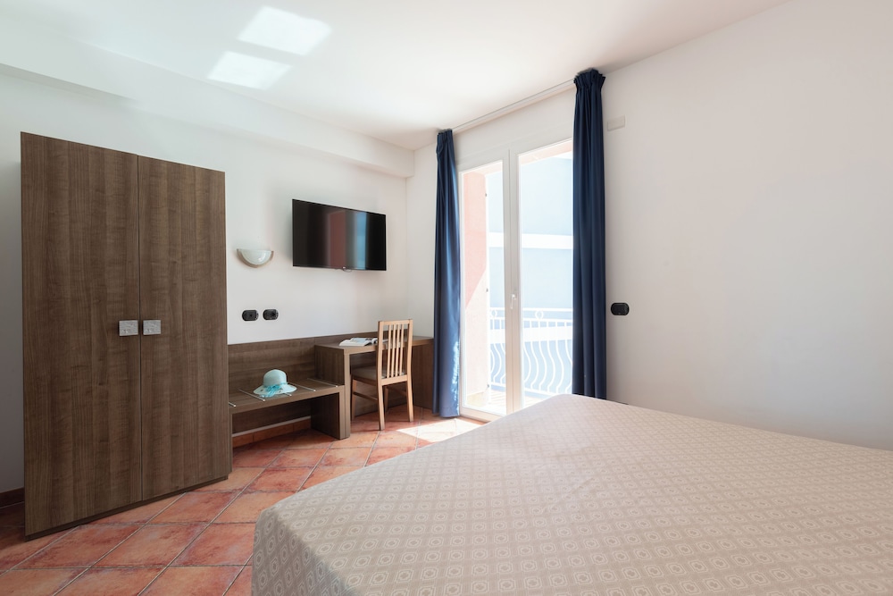 2 Bedrooms, Apartment, 1 Single and 2 Double Beds, Sofa