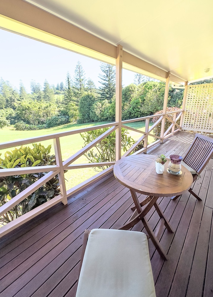 Poinciana Cottages 14/50