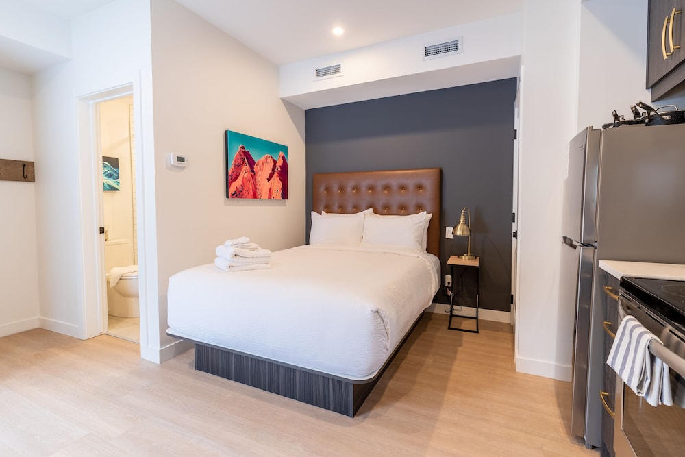 Micro Room, Suite, Queen Bed, Pet Friendly