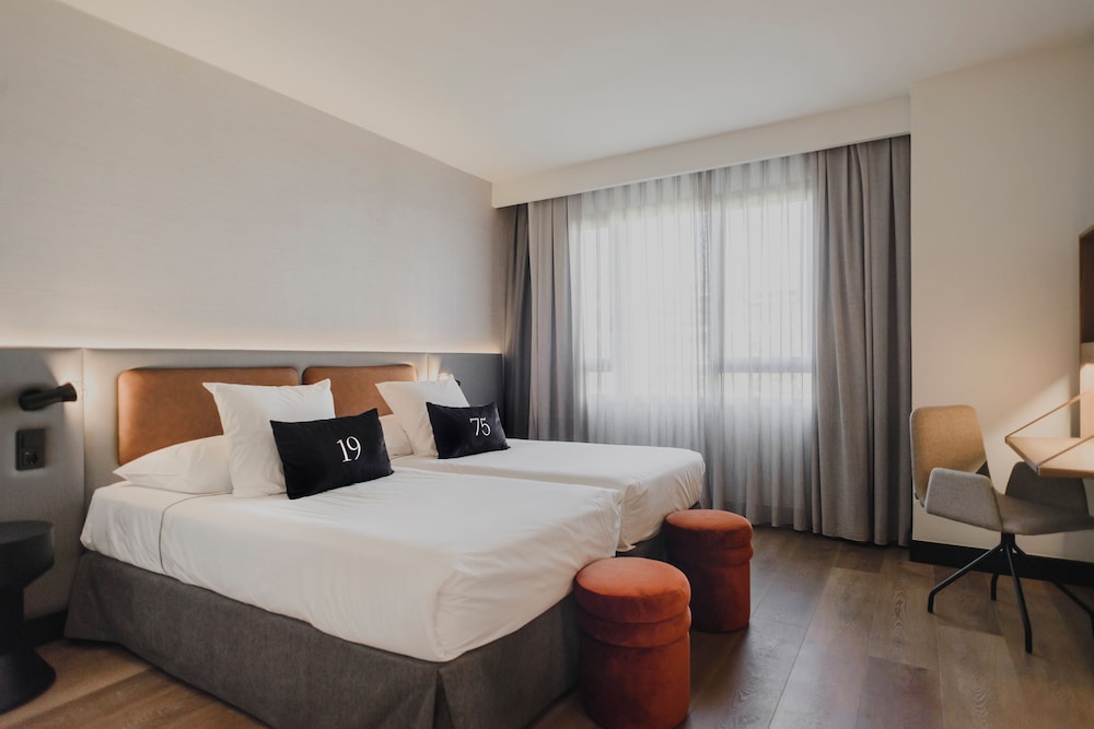 ROOM, TWIN BEDS