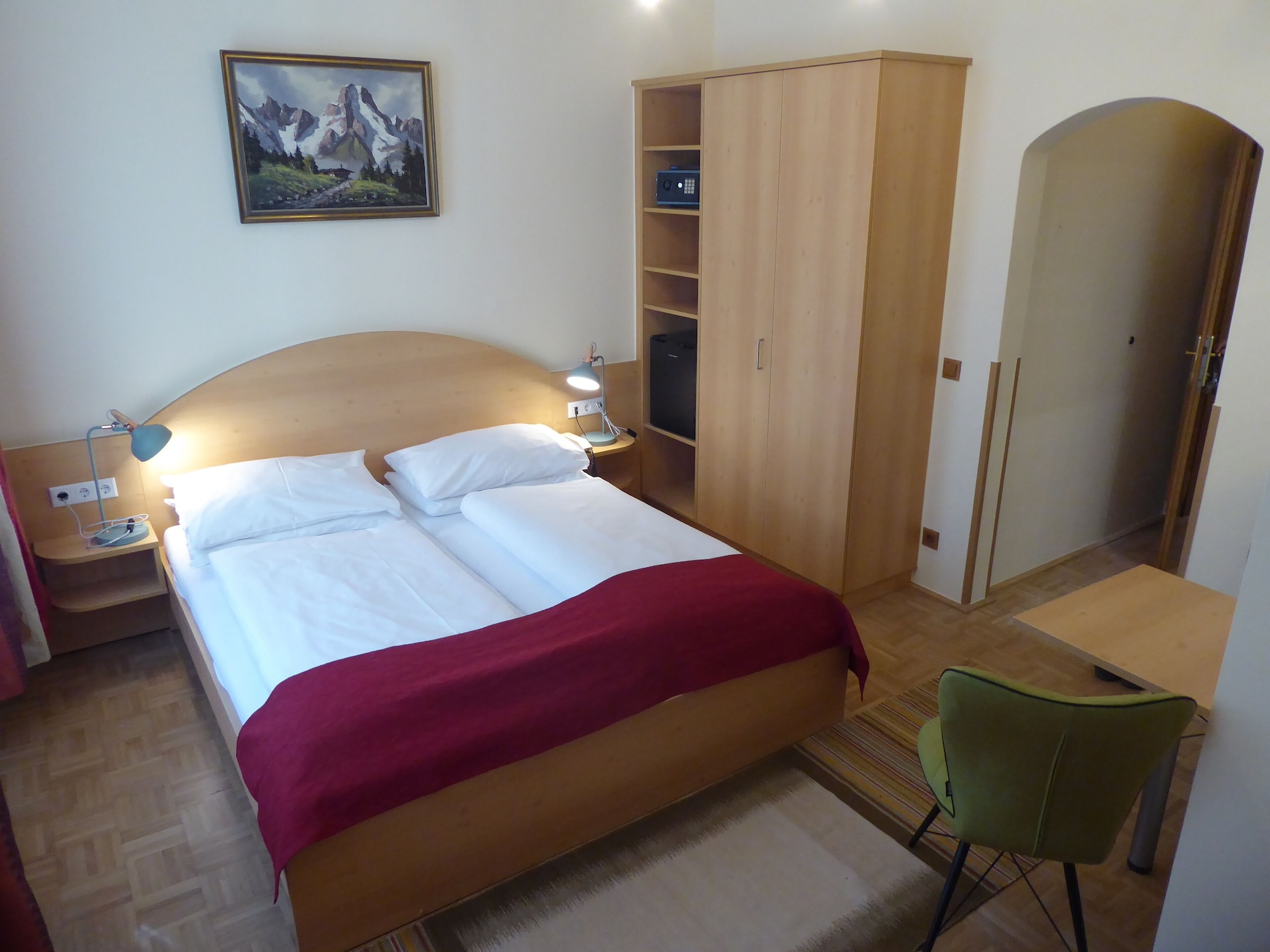 ROOM, DOUBLE BED