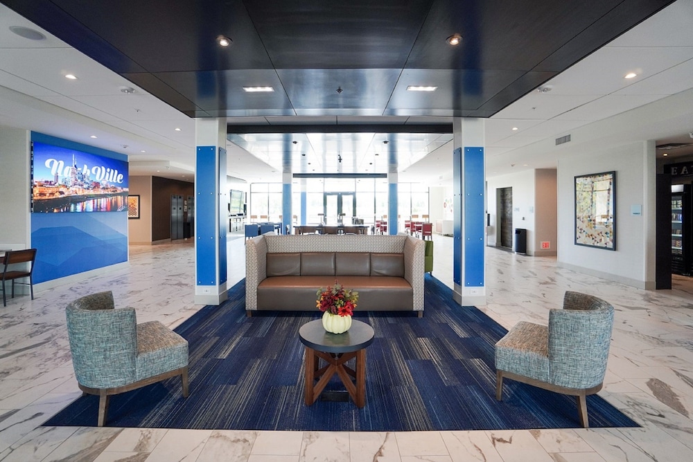Holiday Inn Express & Suites Franklin - Berry Farms 53/77