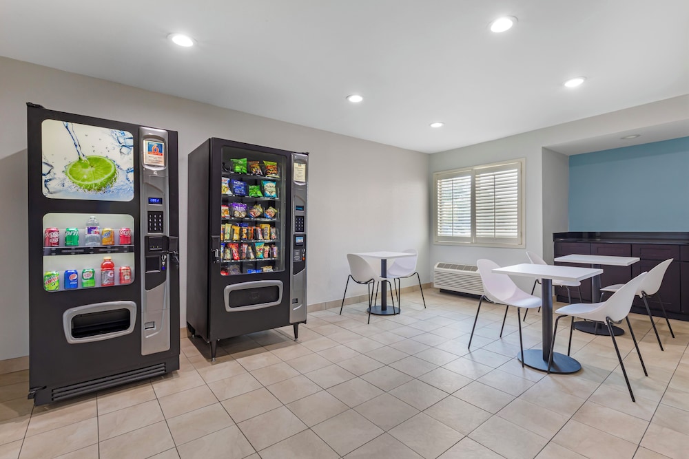 Studio6 Plano, TX 52/74