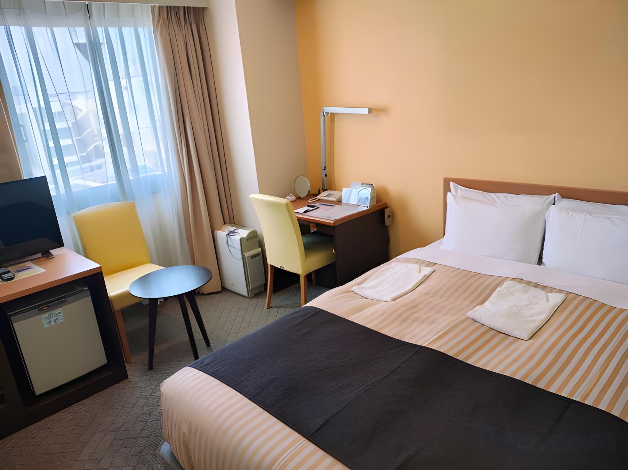 غرفة بسرير مزدوج