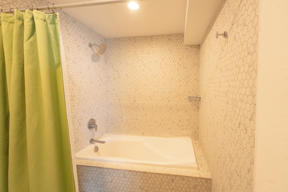 جناح ملكي بسرير كينج بإطلالة جزئية على البحر، Hotel Amares Acapulco 8/10