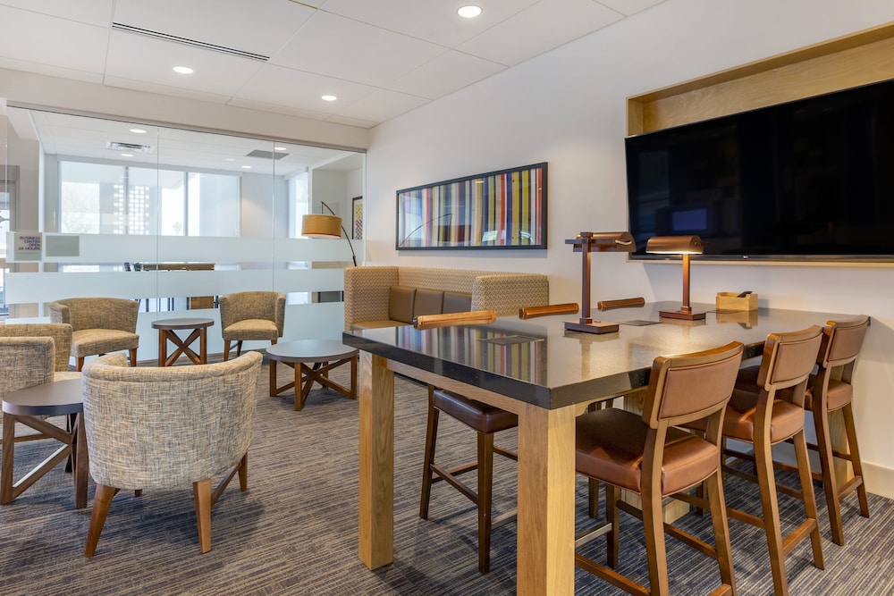 Holiday Inn Express Suites Phoenix Dwtn State Capitol 42/58