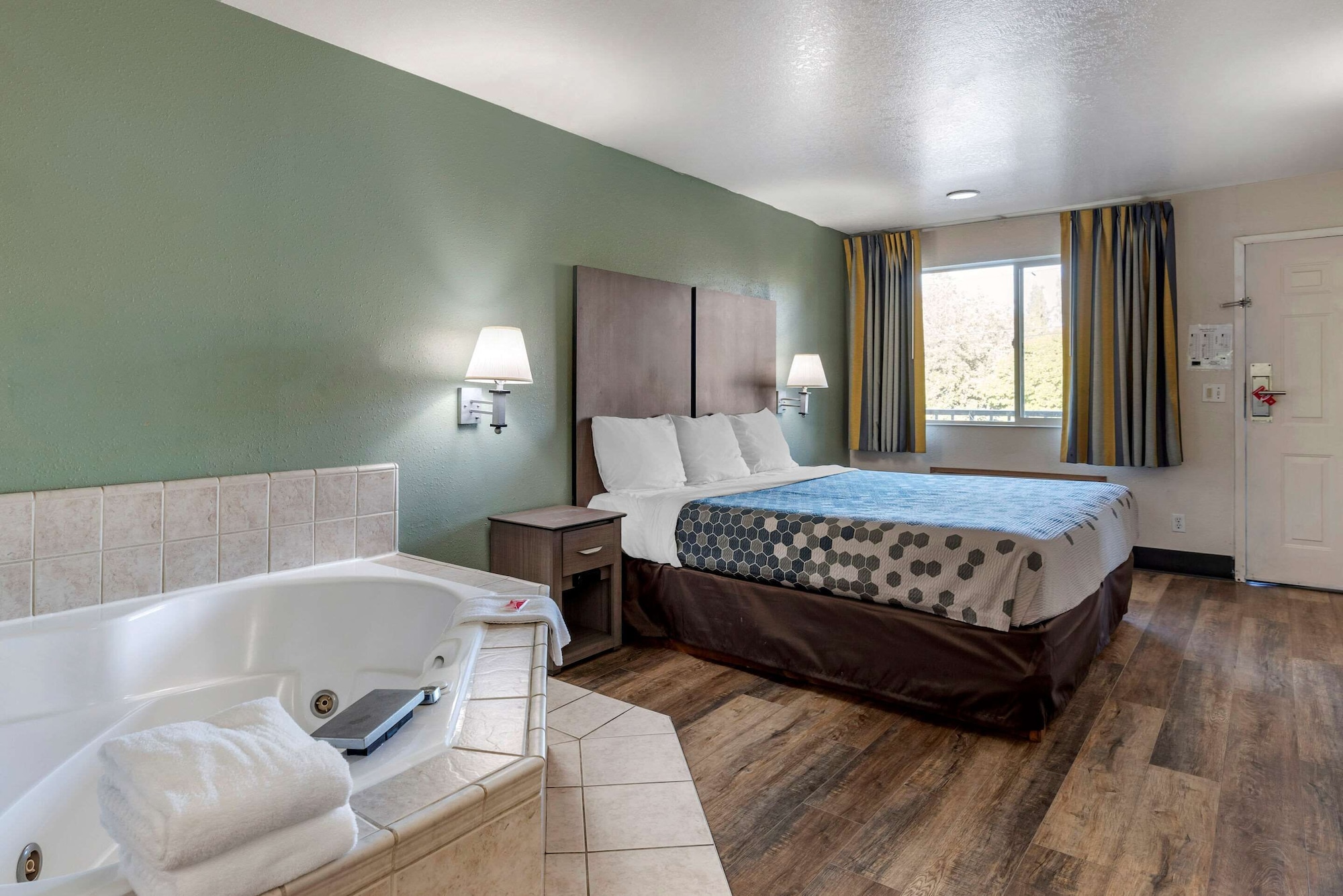 Suite, King Bed, Jetted Tub