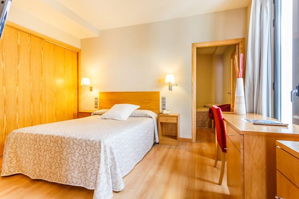 ROOM, TRIPLE