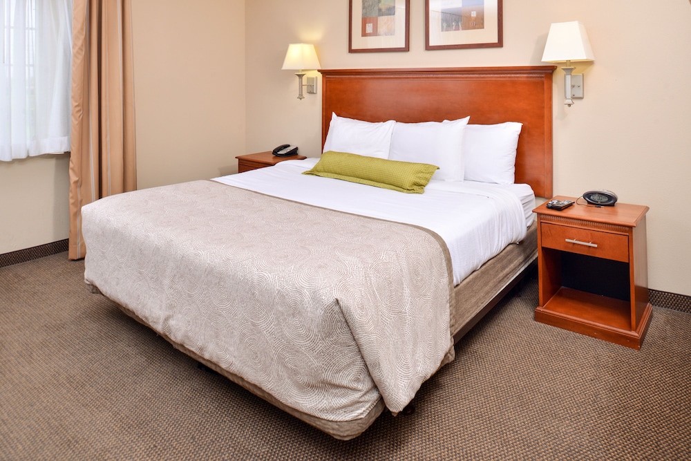 Candlewood Suites Lafayette- River Ranch 13/58