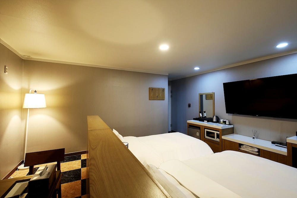 White Tourist Hotel 10/24