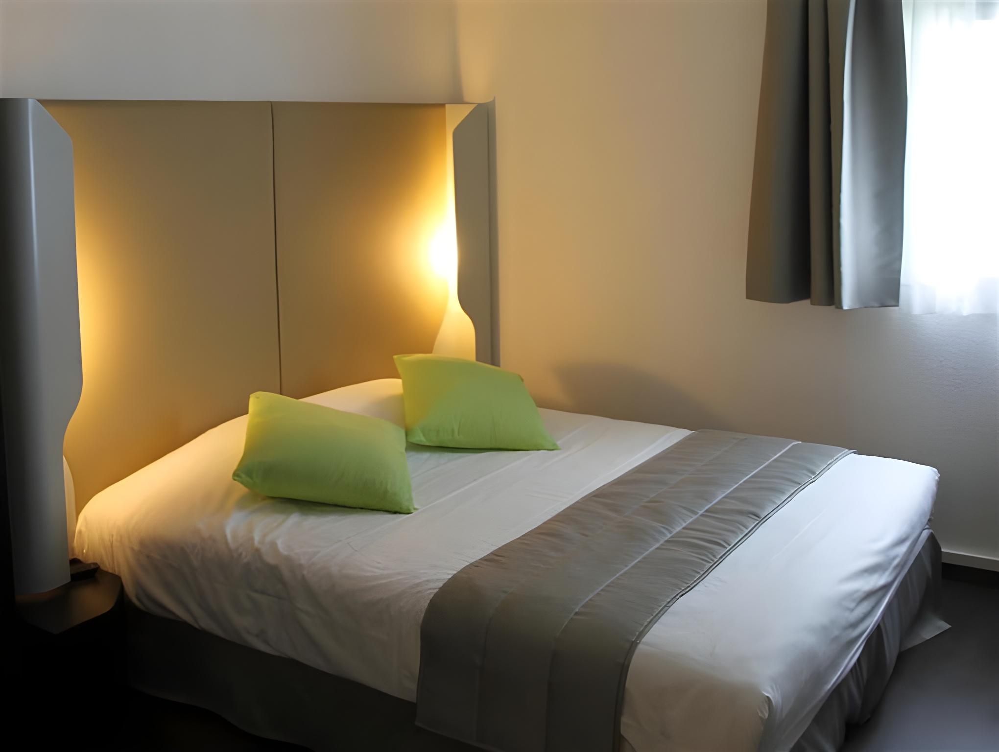 ROOM, 1 DOUBLE AND 1 SINGLE BED