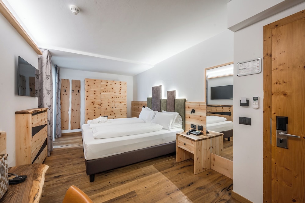 Harmony, King Bed, Mountain View