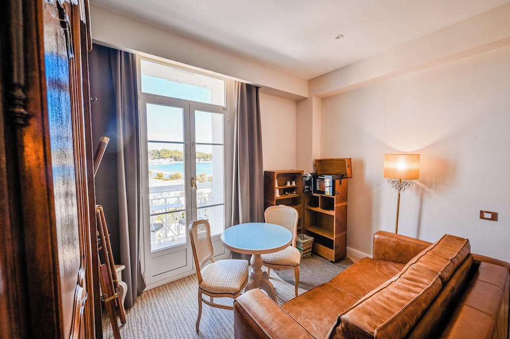 Riviera, Suite, 2 King Beds, Partial Sea View، GRAND HOTEL DES SABLETTES PLAGE, CURIO COLLECTION BY HILTON 7/9