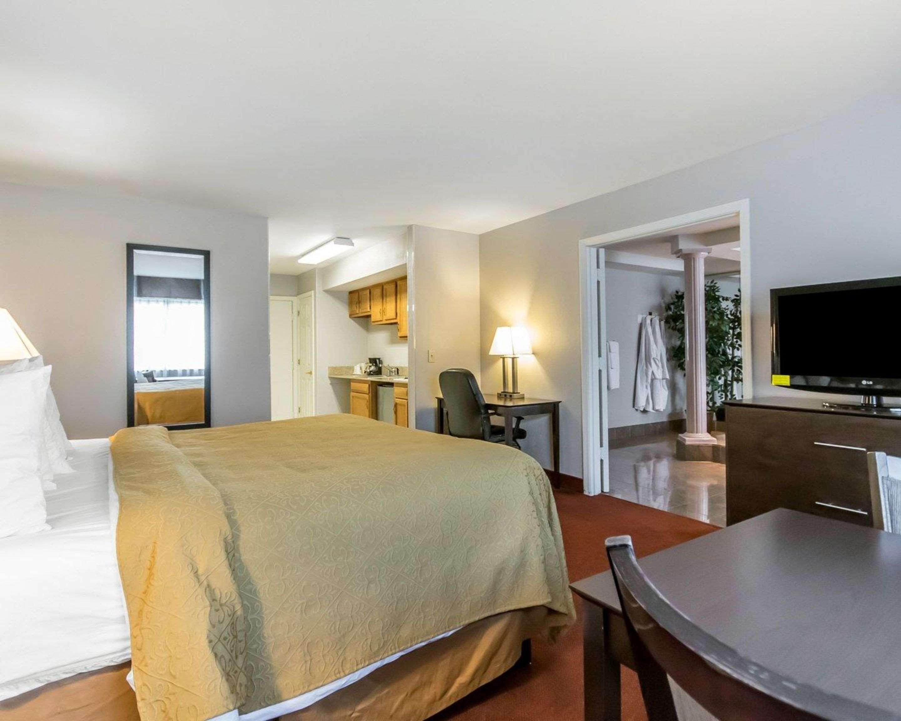 SUITE, KING BED