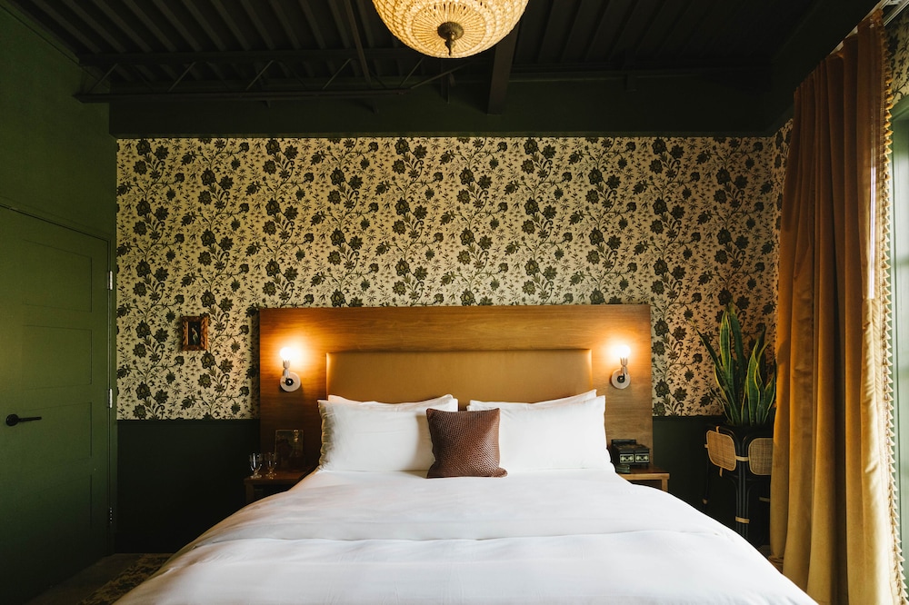 SIGNATURE, MEDIUM, KING BED