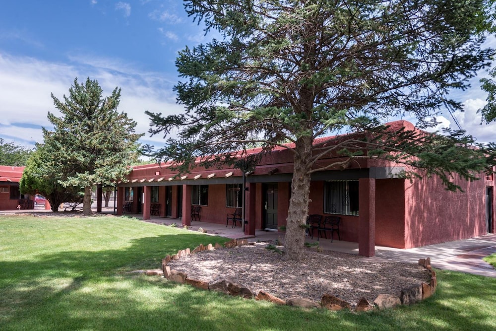 Thunderbird Lodge 2/48