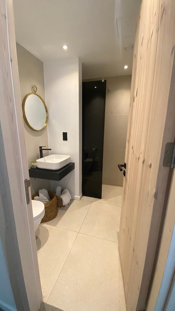 Abacus Suites 81/82