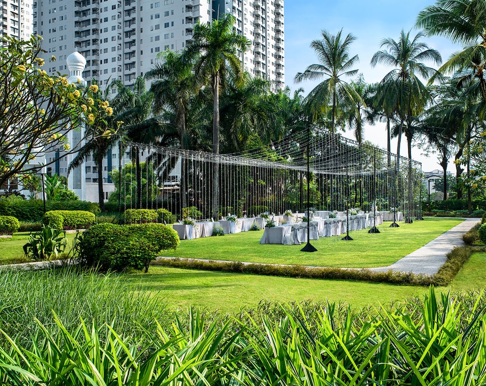 Shangri-La Hotel Jakarta 48/50