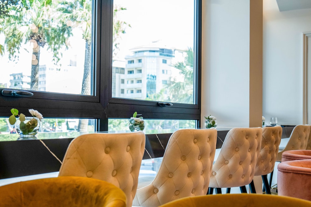 Gate Twenty Two Boutique Hotel 31/35