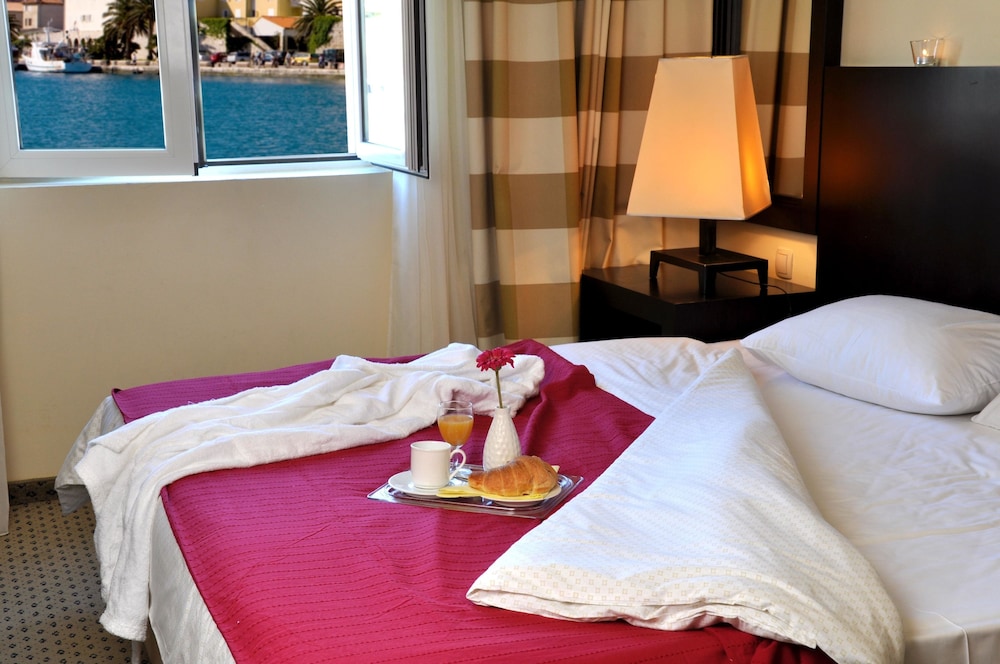 INTERNATIONAL HOTEL 10/34