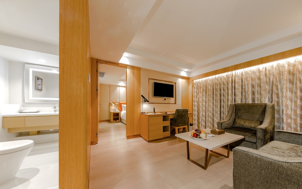 Royal Dragon Hotel 15/30