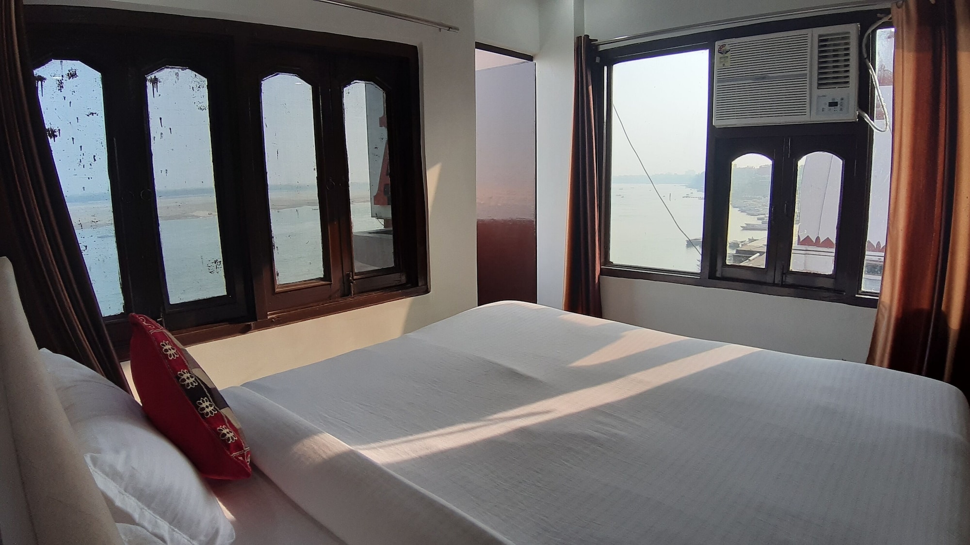 Deluxe, King Bed, River View, Sita Guest House 7/8