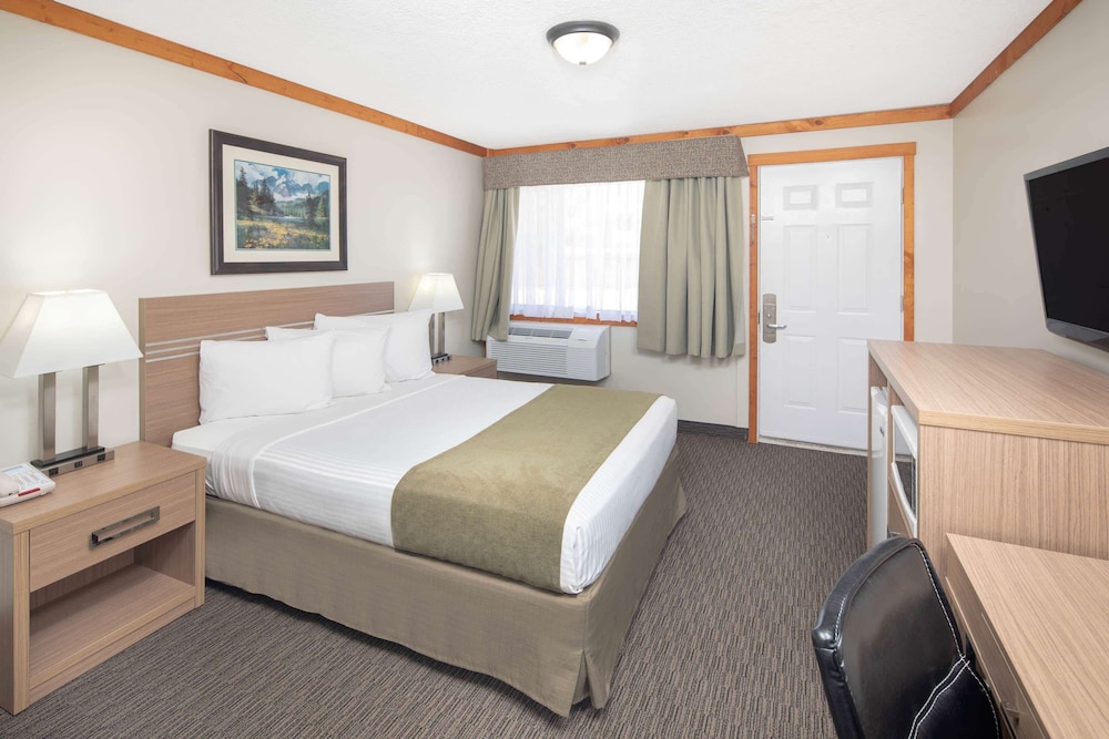 Travelodge by Wyndham Golden Sportsman Lodge 10/44