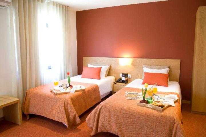 ROOM, TWIN BEDS