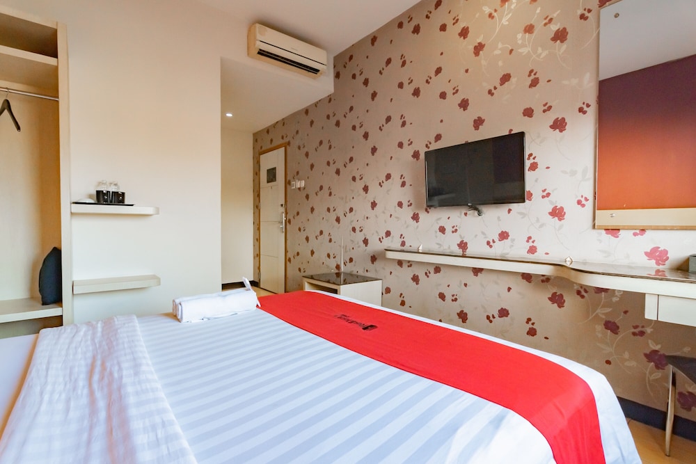 RedDoorz Premium Near Bandung Station 12/63
