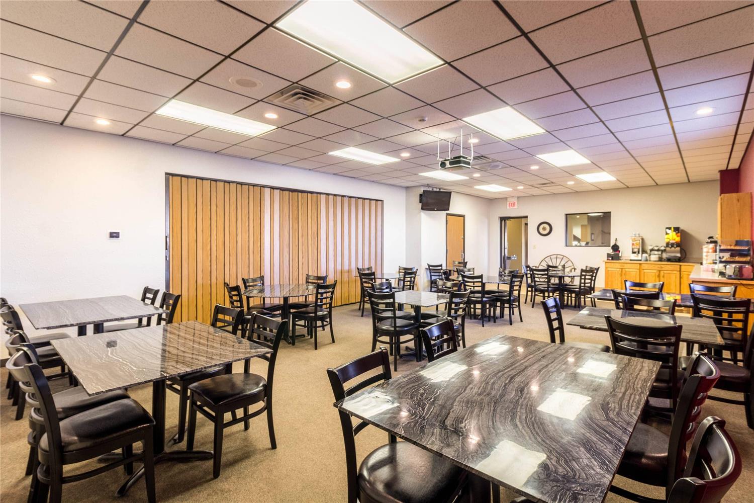 Econo Lodge Valley City, ND 4/8