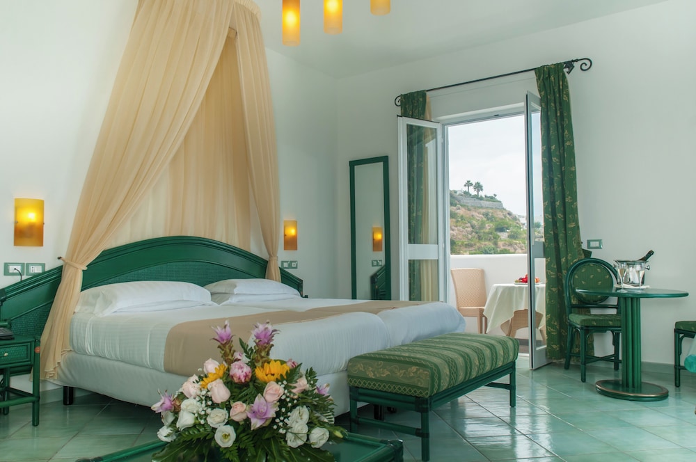 JUNIOR SUITE, DOUBLE BED, SEA VIEW