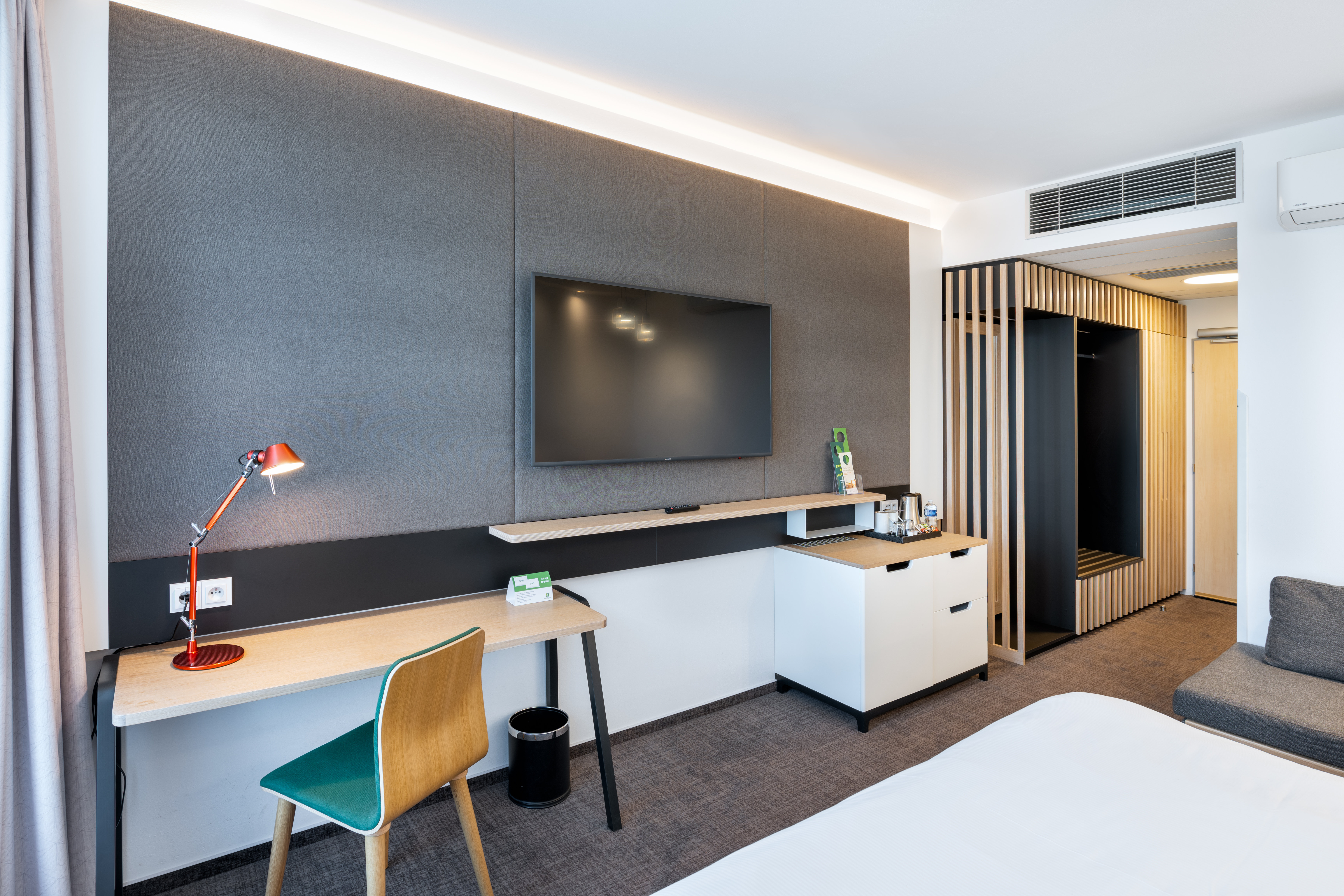 HOLIDAY INN PRAGUE AIRPORT 67/76