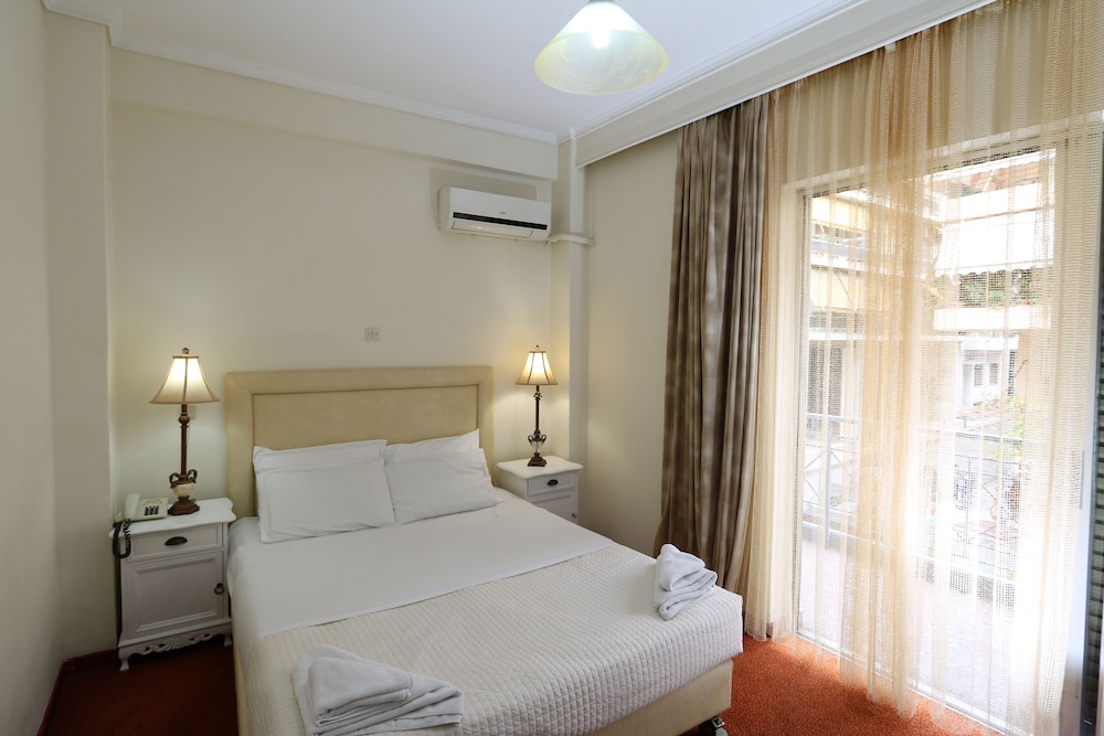 ROOM, DOUBLE BED