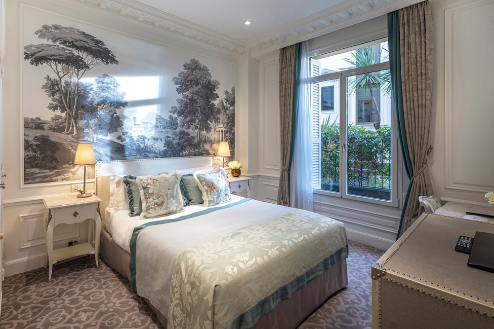 Superior, Queen Bed, City or Courtyard View