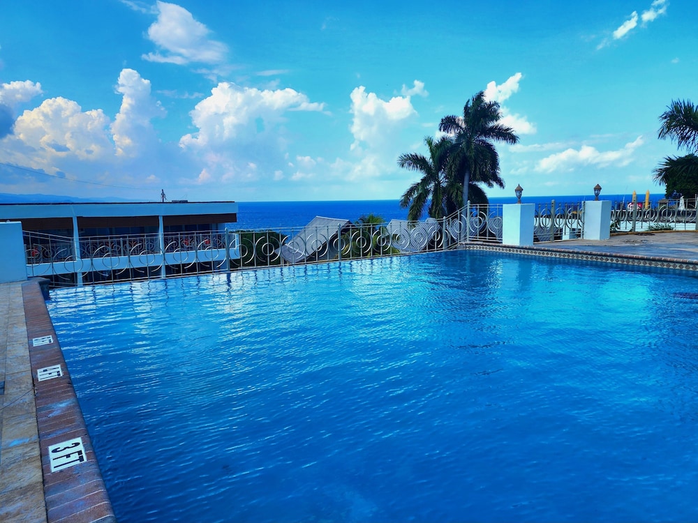 Hotel 39 Jamaica 49/53