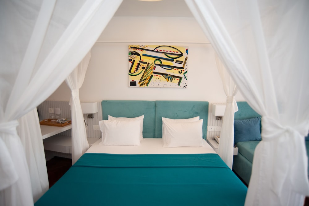 DELUXE, QUEEN BED, SOFA, PATIO