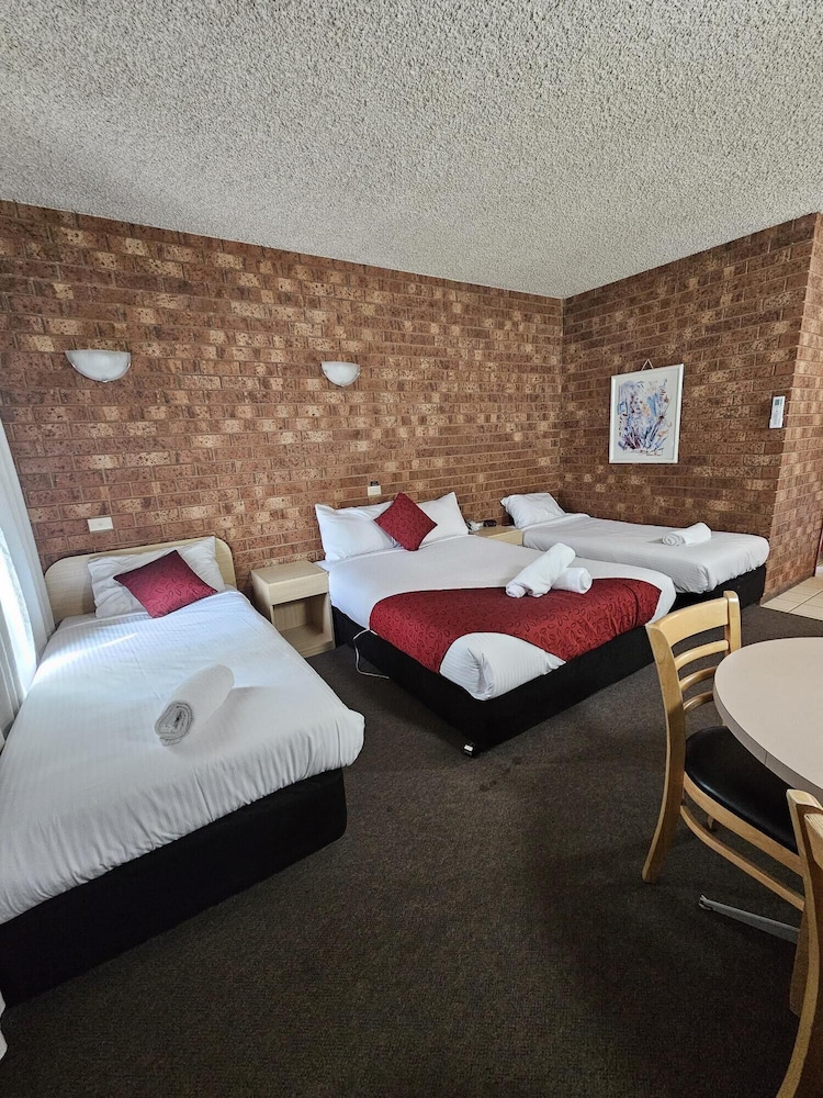 غرفة عائلية بسرير كوين وسريرين منفصلين، Courtyard Motor Inn 2/4