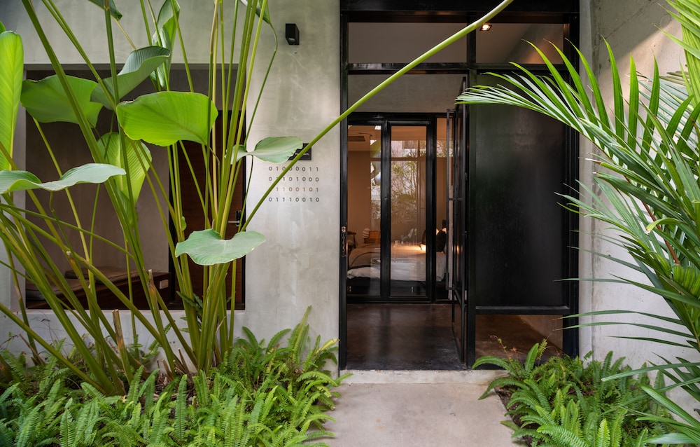 Cherlock Hotel 8/48