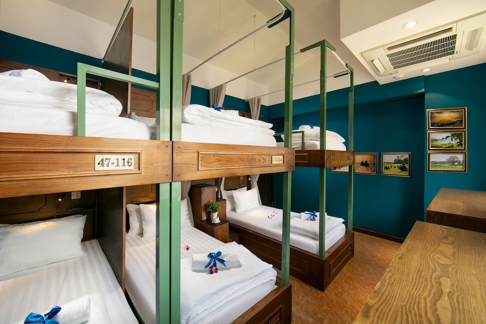 FEMALE DORM, FEMALE ONLY, DELUXE, 6 BEDS, CITY VIEW