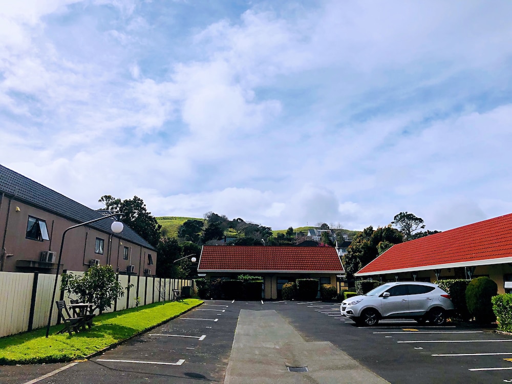 TUDOR COURT MOTOR LODGE 5/70