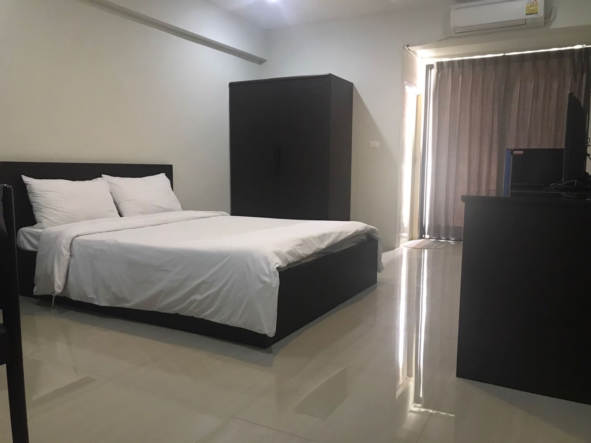 ROOM, DOUBLE BED
