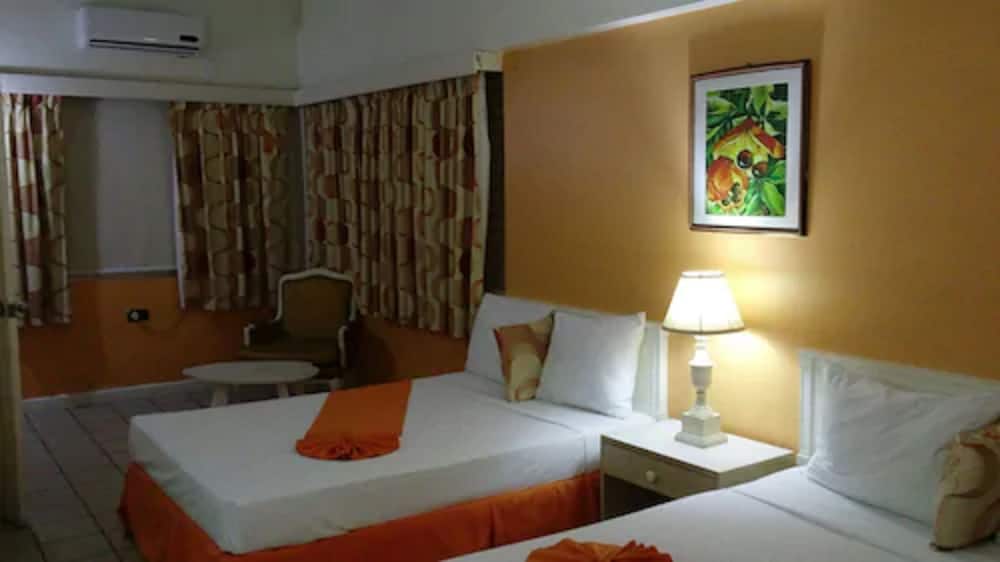 Pineapple Court Hotel 8/36