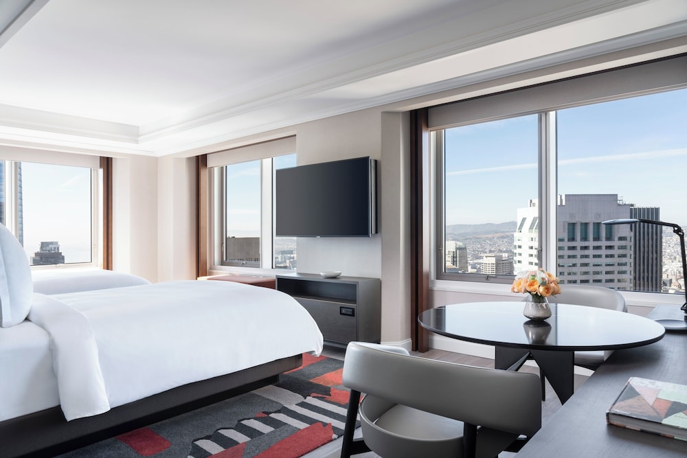 DELUXE, 2 DOUBLE BEDS, SKYLINE VIEW, ACCESSIBLE