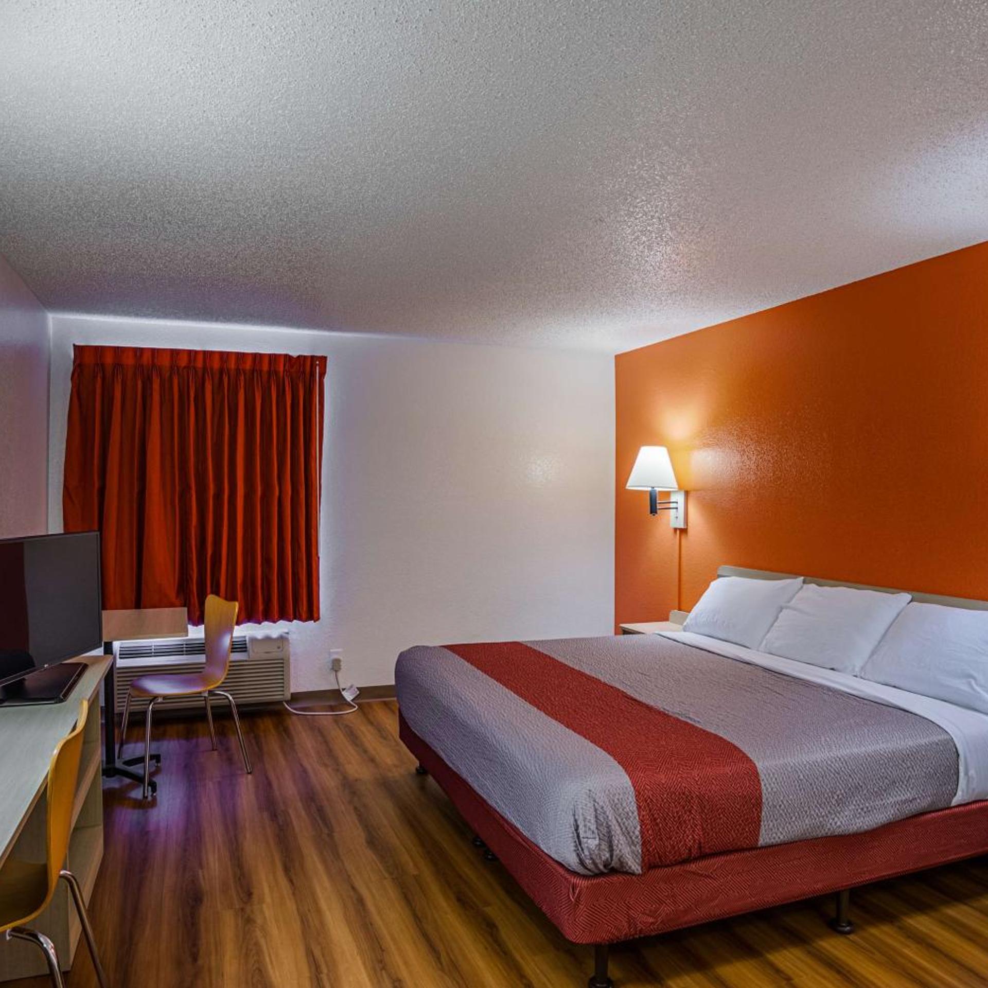 1 King Bed
