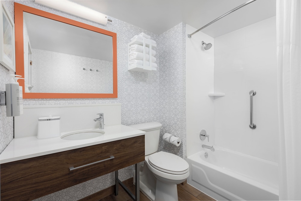 Holiday Inn Express and Suites Cincinnati Riverfront, an IHG Hotel 62/64