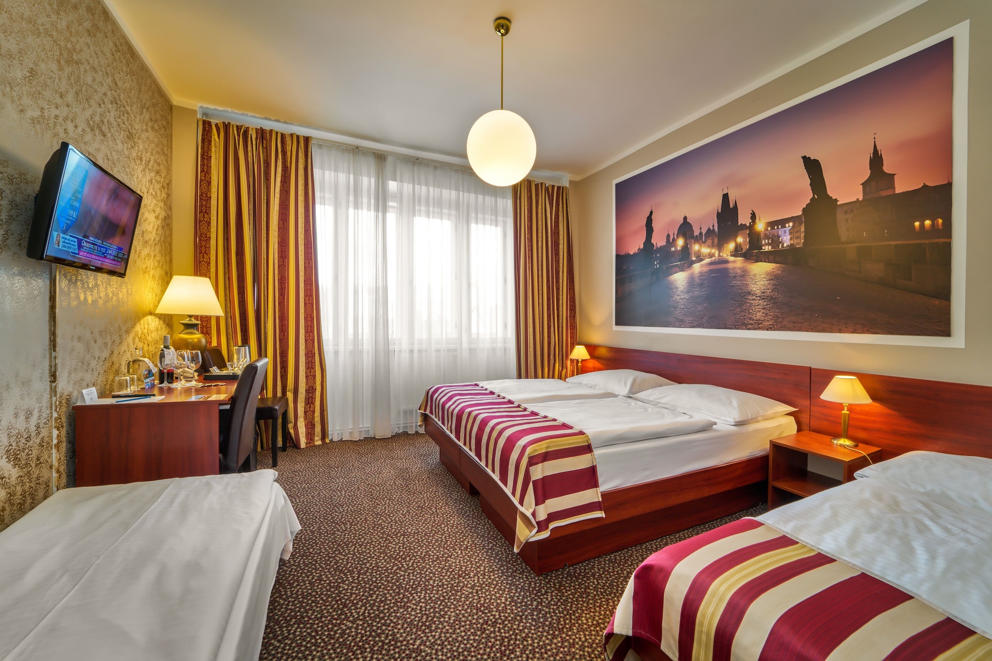 غرفة رباعية بثلاثة أسرّة، Metropolitan Old Town Hotel 3/10
